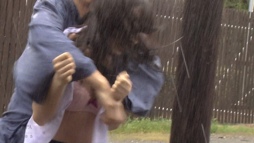 「【制服女子】びしょ濡れ女子校生の雨宿りシチュエーションで濡れ透け制服姿がエロい麻衣ちゃん」のサンプル画像2枚目