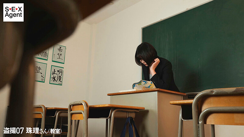 「光森珠理・西尾まりなら美少女7人の制服姿を盗撮！巨乳JKの秘密の日常お宝映像集」のサンプル画像18枚目