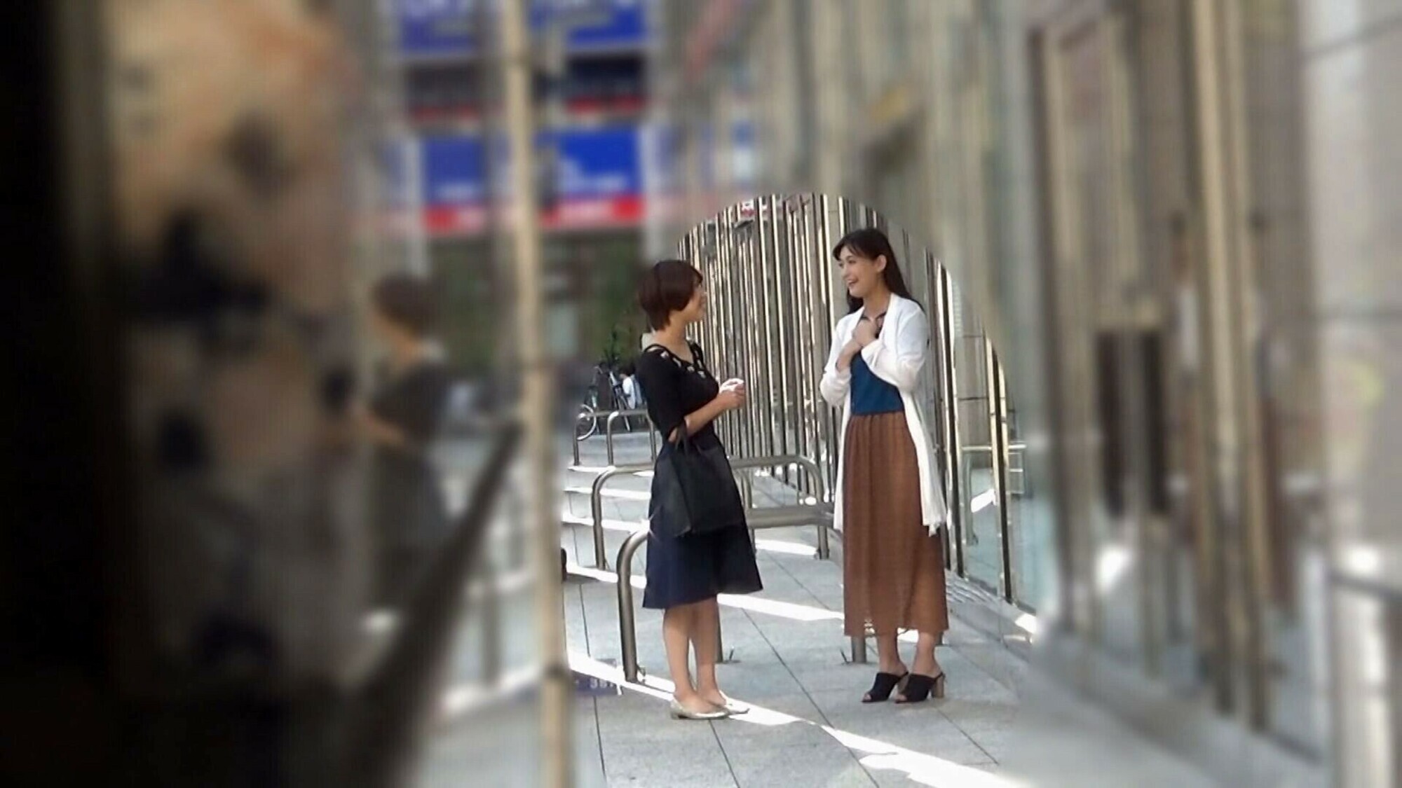 「綺麗なお姉さんが素人女子をレズナンパ 7」のサムネイル