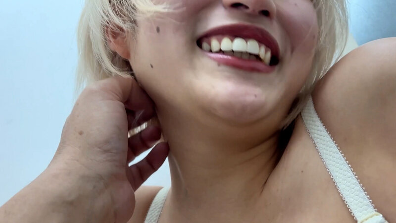 「【素人ナンパ】美容部員のお姉さんにくすぐり体験！街角で声をかけた美人はるのちゃんの反応が可愛すぎる」のサンプル画像7枚目