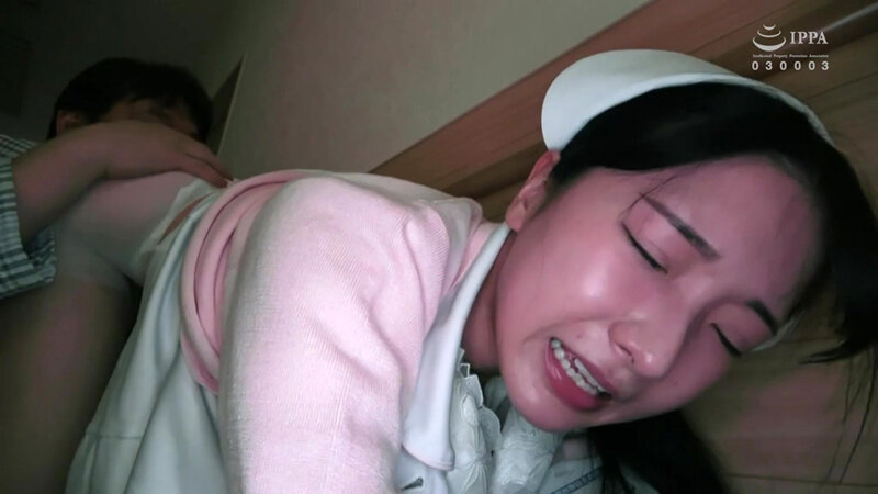 「美乳ナース宮西ひかるが白衣姿でフェラ・パイズリご奉仕！電マ責めから顔射までの濃厚プレイ」のサンプル画像17枚目