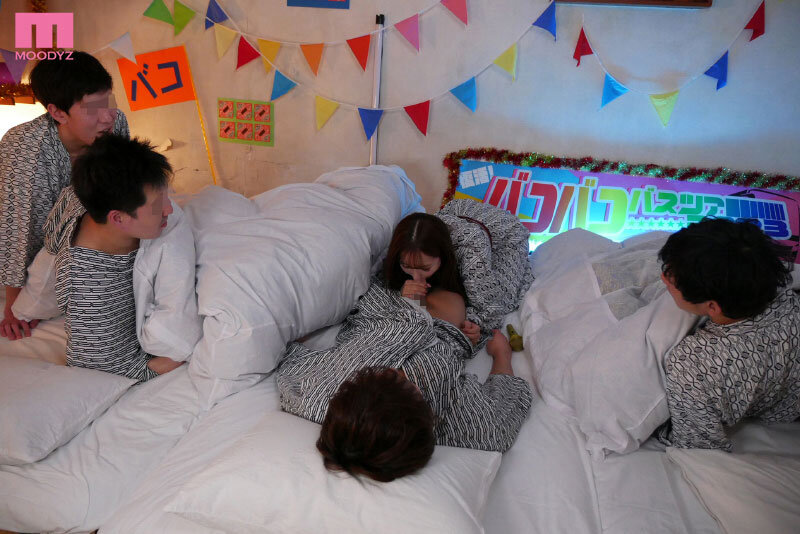 「三上悠亜の3P・4P大乱交！巨乳アイドル引退直前ファン感謝祭バスツアー作品」のサンプル画像9枚目