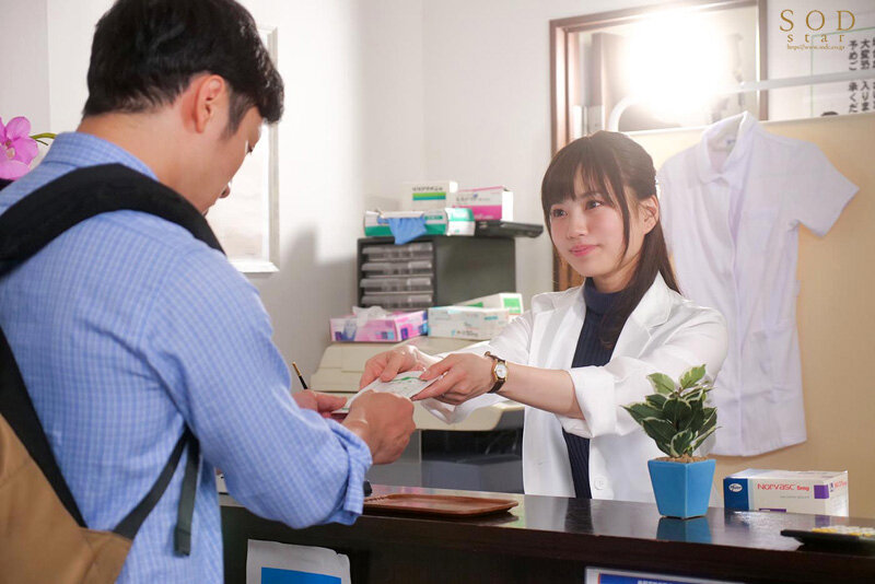 「天宮花南 美乳人妻薬剤師がパイズリで誘惑し中出し懇願 スレンダー美女の禁断介抱」のサンプル画像2枚目