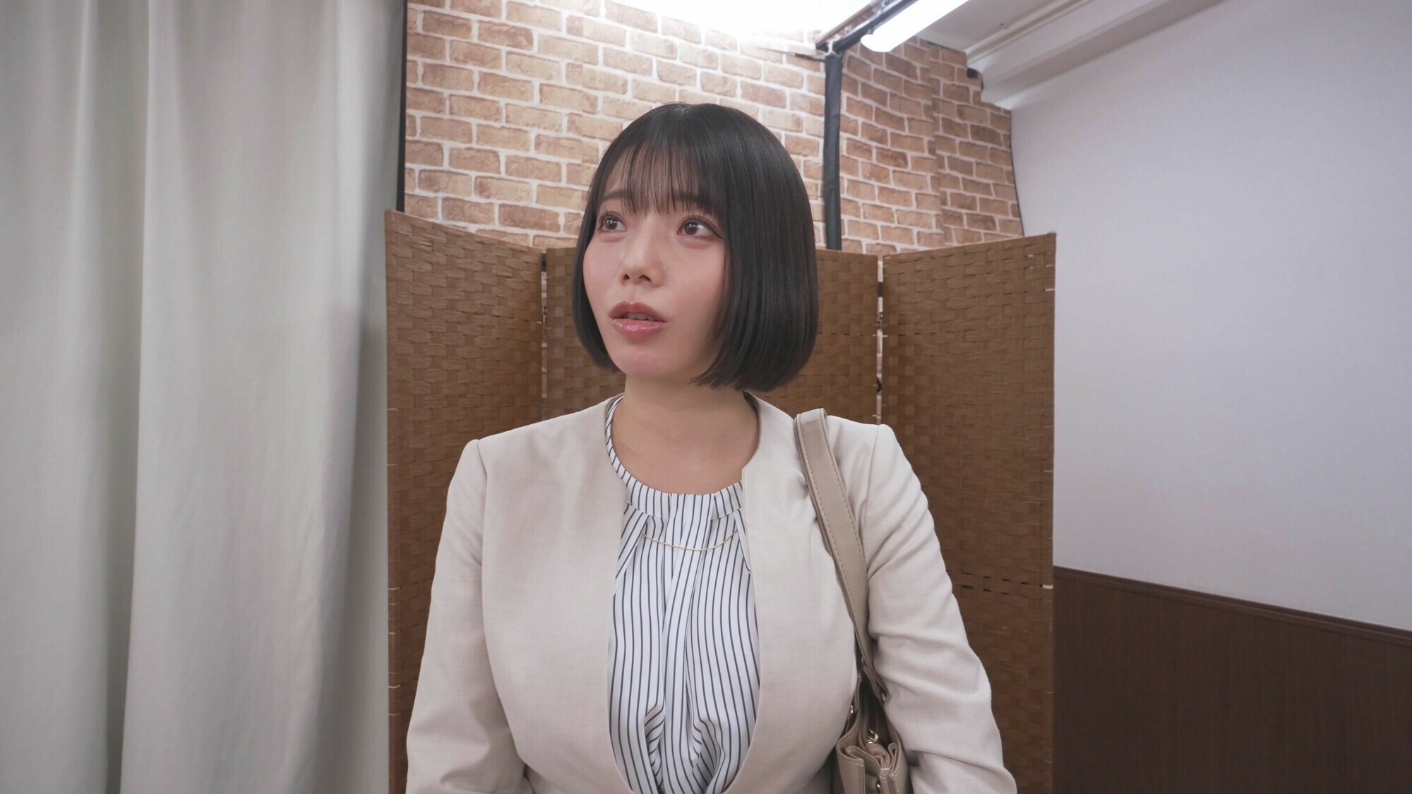 「街行くデカ尻OL限定！外したら即ハメ中出し壁尻スタイルDE利きバイブチャレンジ！極太バイブで膣奥を刺激されスケベ尻丸出しイキ潮噴射が止まらない！！～こはる編～」のサムネイル