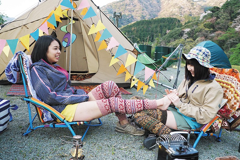 「野外露出レズビアン｜美女たちの大胆キス＆濃厚レズプレイを屋外で披露する興奮映像」のサンプル画像4枚目