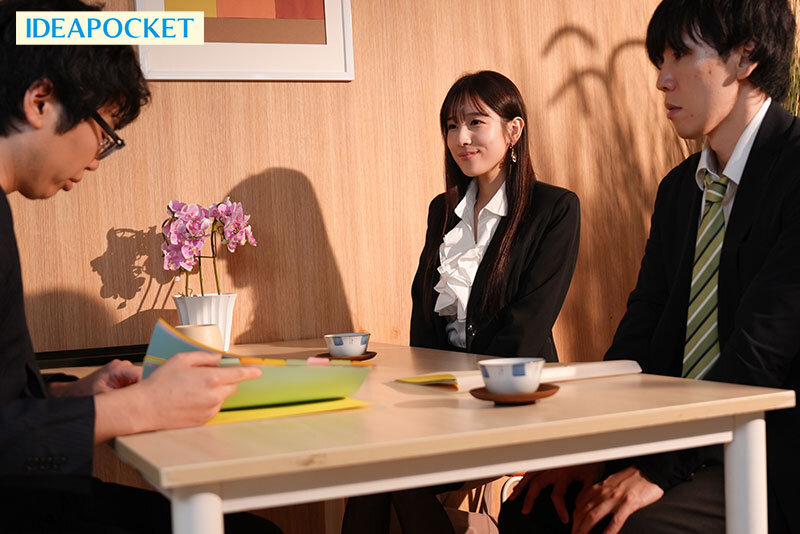 「三澄寧々が魅せる濃厚キス×NTR!巨乳女社長との相部屋で朝まで求め合う禁断の一夜」のサンプル画像2枚目