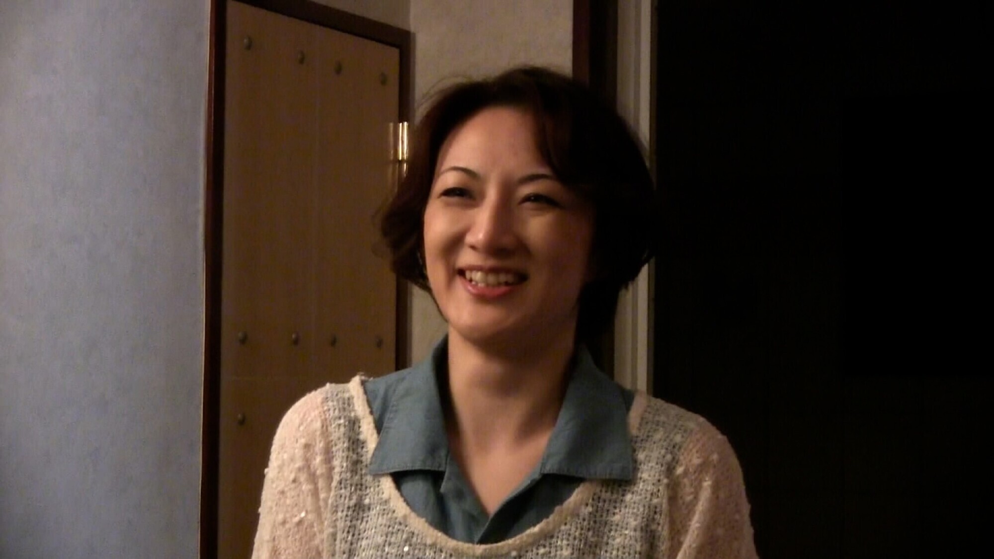 「上品な顔立ちで真面目に過ごしてきた熟女が人生初のカメラの前での大股開き！濡れた股間を他人棒で激ピスされて本能丸出し淫乱イキ！」のサムネイル
