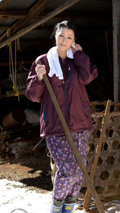 「【熟女】欲求不満な農家のおばさん12人が本能のまま求め合う濃厚プレイ4時間」のサンプル画像18枚目