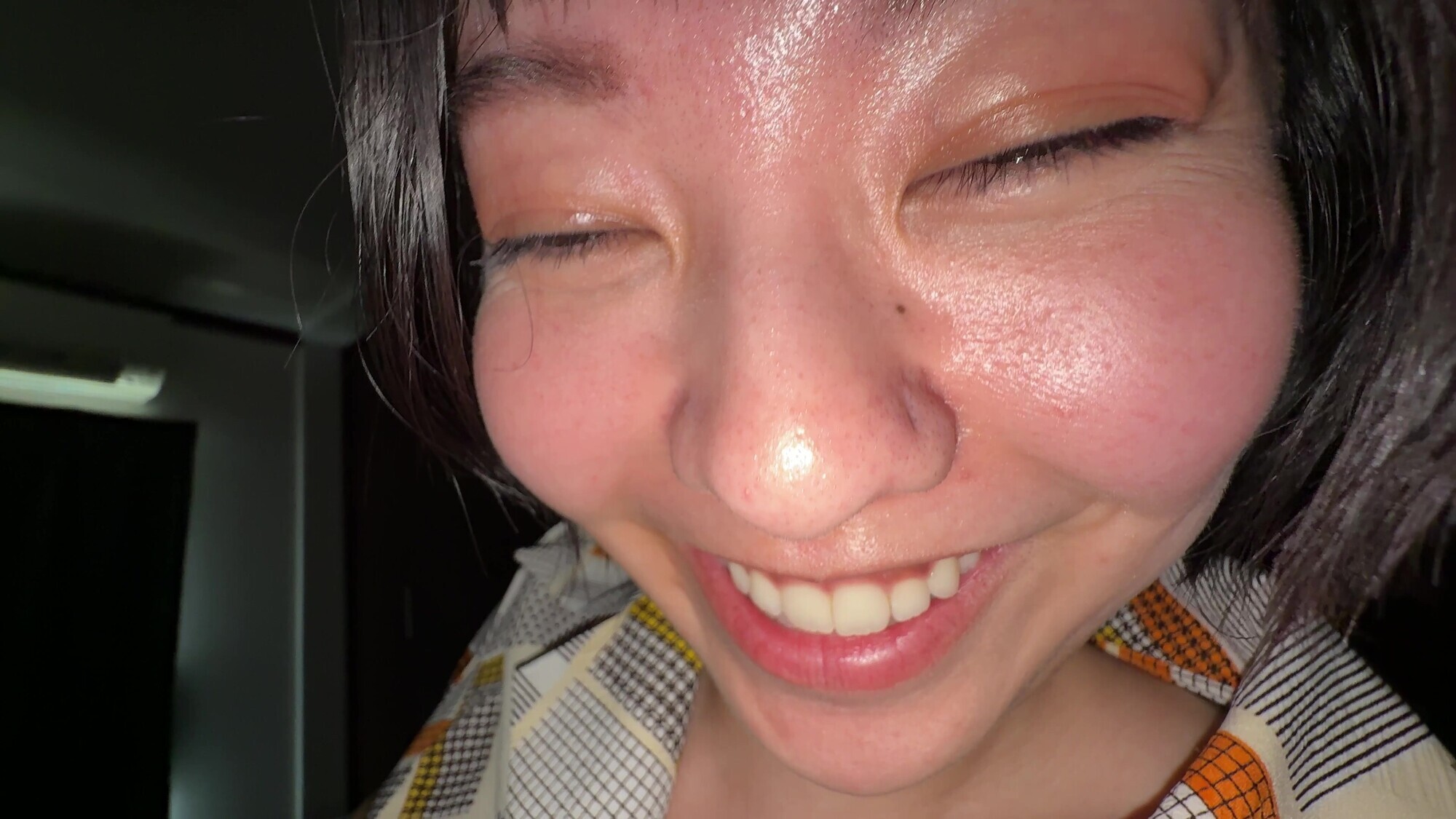 「【個人撮影】加護まりの暗い部屋で鼻●●＆手コキ」のサムネイル