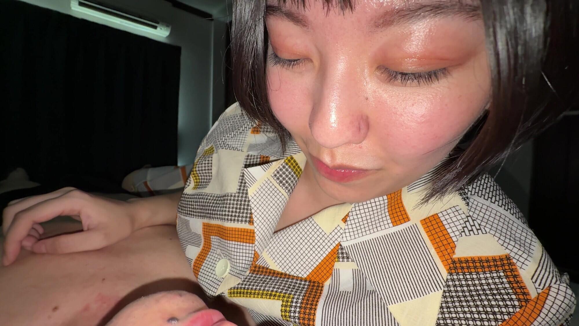 「【個人撮影】加護まりの暗い部屋で鼻●●＆手コキ」のサンプル画像5枚目