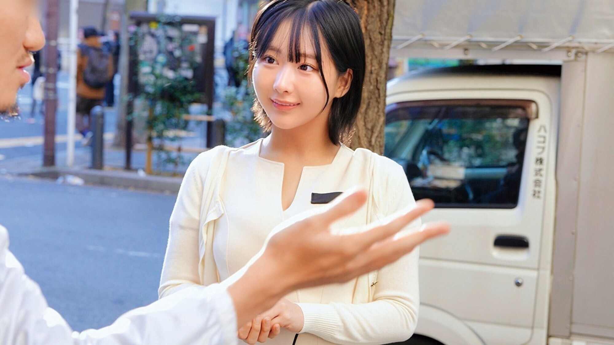 「働くカワイイ看板娘の皆さん！！「仕事の合間に筆下ろししてくれませんか！？」6休憩中に童貞くんの悩みを聞いてると母性本能くすぐられ膣がキュンキュン赤面発情（＾＾;）「私が･･･初めてじゃダメかな」ミラクル展開ww勤務中に童貞卒業ナマハメ連続中出しセックスSP」のサムネイル