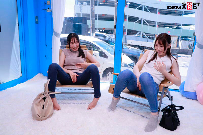 「【素人】マジックミラー号で友達同士がオナニー見せ合い！羞恥プレイから3Pへ発展する衝撃展開」のサンプル画像2枚目