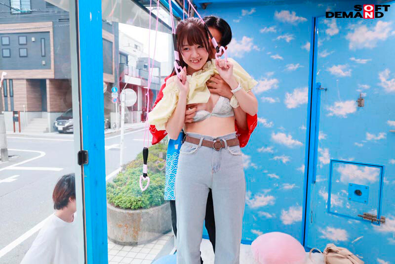 「【素人カップル】マジックミラー号でくすぐり我慢！彼氏の前でNTR寝取られ企画に挑戦する美女5名」のサンプル画像7枚目