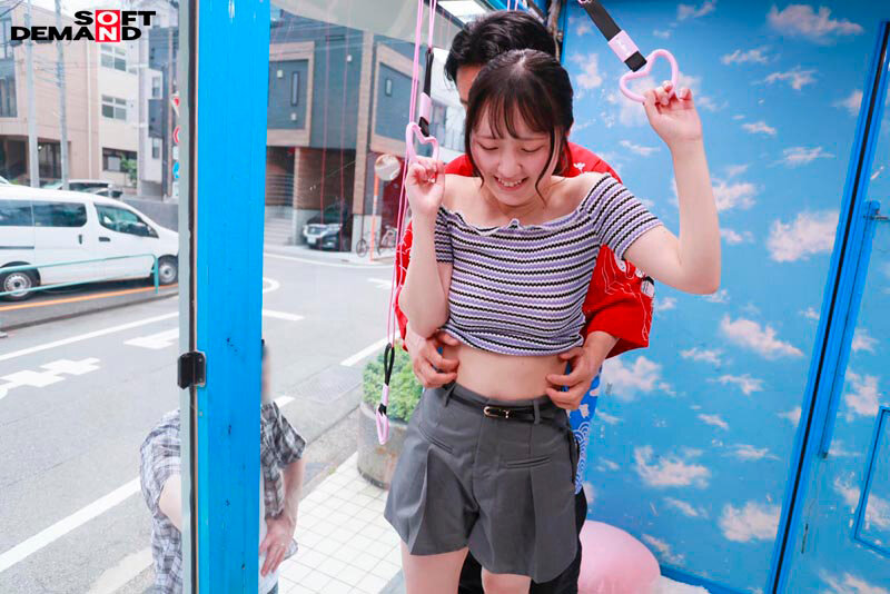 「【素人カップル】マジックミラー号でくすぐり我慢！彼氏の前でNTR寝取られ企画に挑戦する美女5名」のサンプル画像9枚目