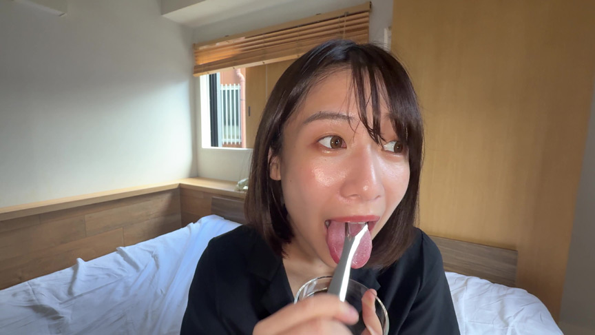 「【湊波流】舌ブラシで舌苔採取する個人撮影フェチ動画｜唾液・口腔マニア必見」のサンプル画像10枚目