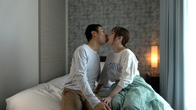 「月見伊織のパイズリ中出しデリヘルプレイ！巨乳キャバ嬢が極上サービスで大満足」のサンプル画像1枚目