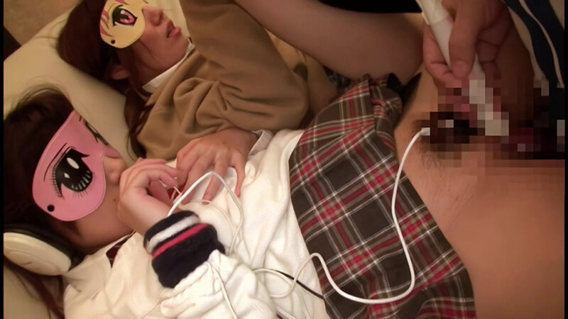 「【素人】関西女子2人組が競泳水着＆ブルマ姿で3P・4P体験！学生服コスプレも」のサンプル画像2枚目