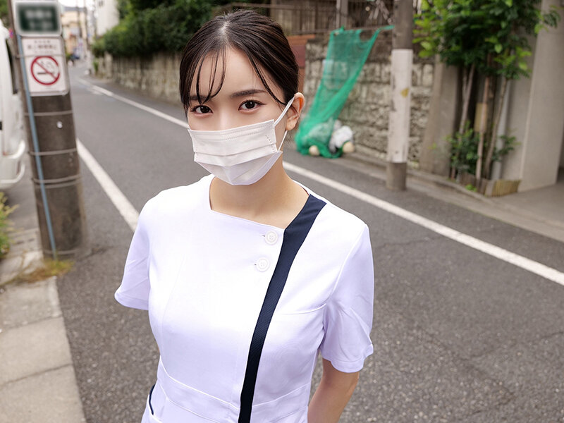 「【素人】マスク美女の歯科衛生士が童貞君にベロキス＆中出し筆おろし！ナース系美女の濃厚プレイ」のサンプル画像16枚目