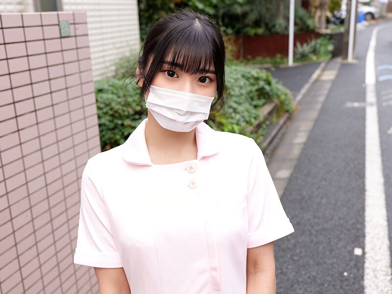 「【素人】マスク美女の歯科衛生士が童貞君にベロキス＆中出し筆おろし！ナース系美女の濃厚プレイ」のサンプル画像2枚目