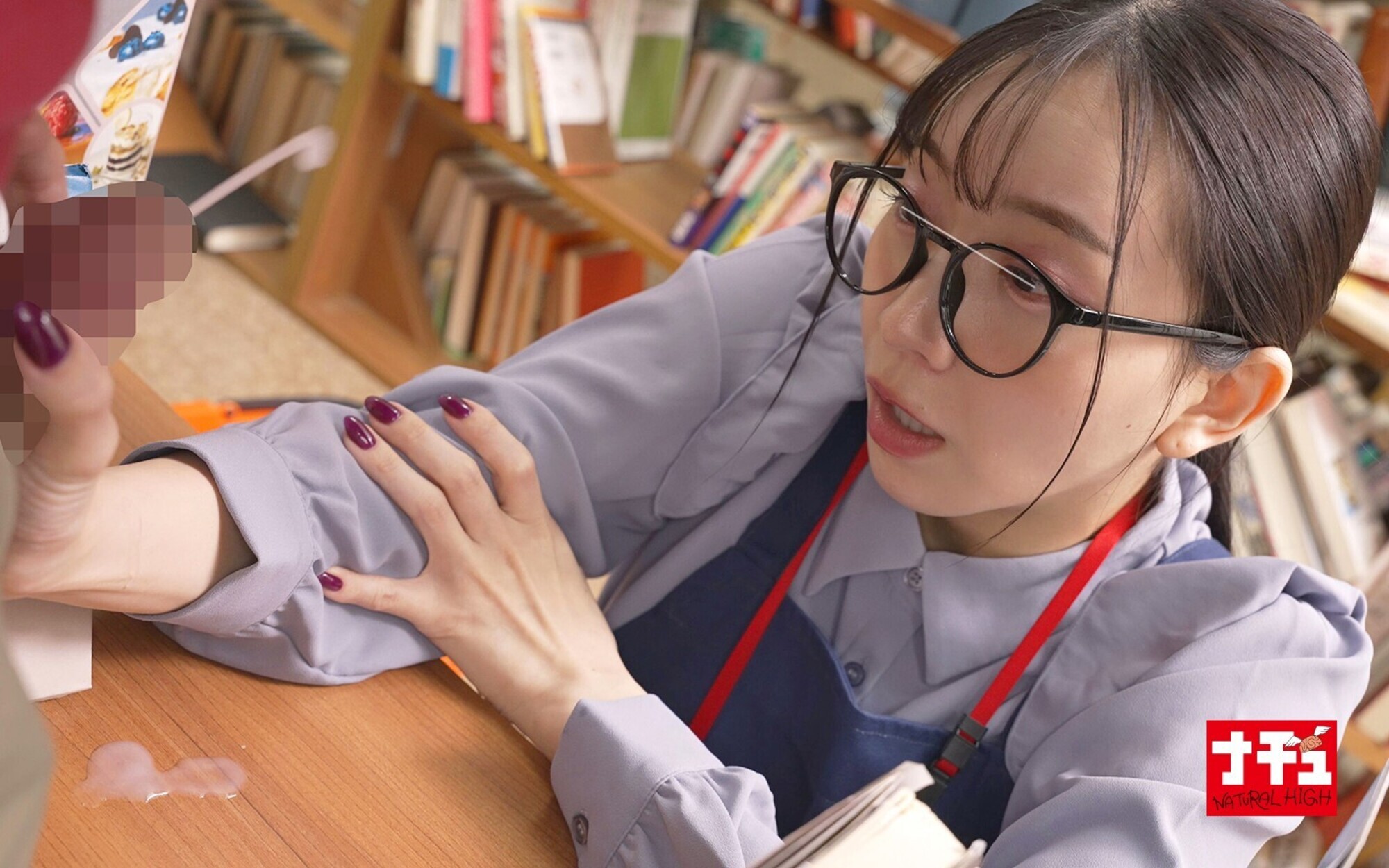 「青年チ○ポを本棚越し手コキでこっそり発射させ声我慢SEXで中出しまでさせる年下好き美人司書 2」のサンプル画像14枚目