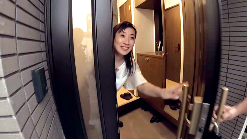 「【美原すみれ】巨乳人妻が羞恥プレイで乱れる！夫の留守中に中出しされる熟女妻の背徳セックス」のサンプル画像1枚目