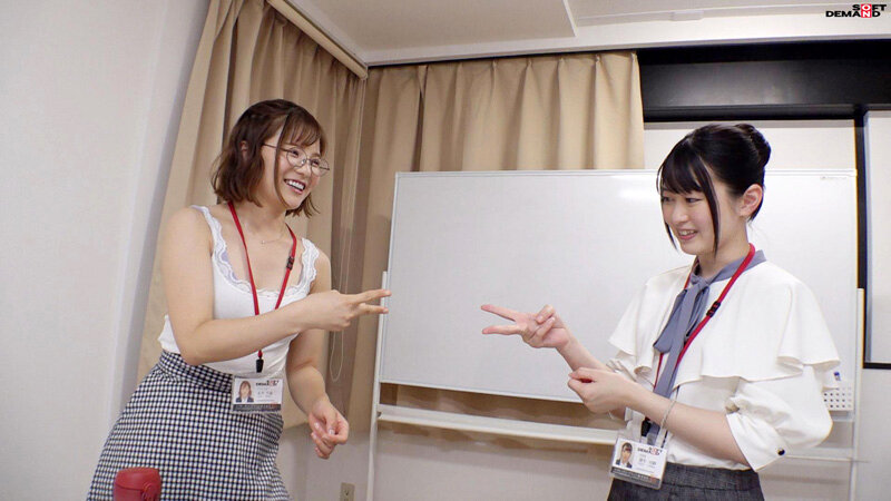 「蒲生司紗×永井千歳|スレンダーOL素人の羞恥脱衣ゲーム対決!恥じらう姿がたまらない」のサンプル画像2枚目