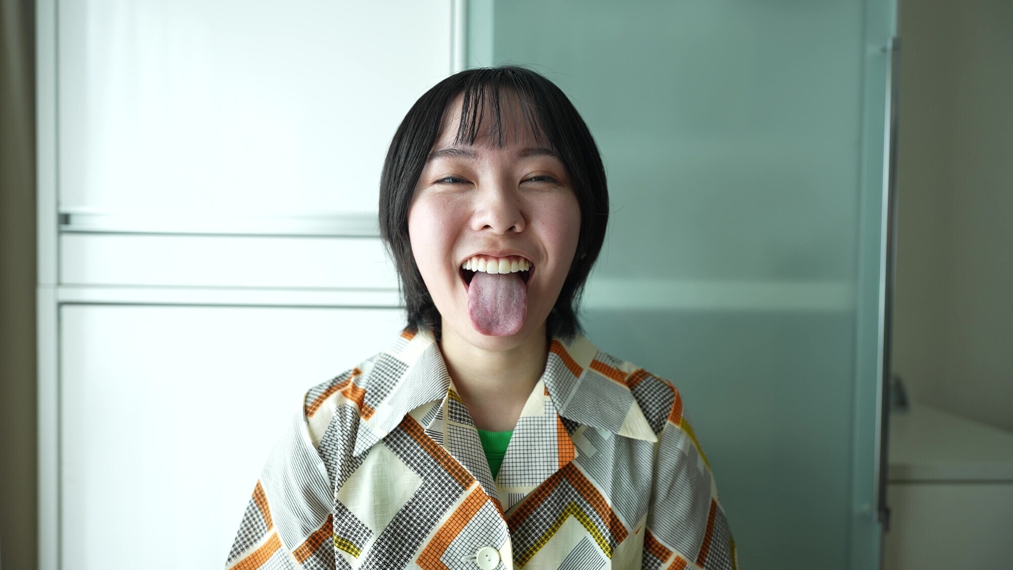 「【個人撮影】加護まりの舌ブラシで「汚舌苔」採取」のサムネイル