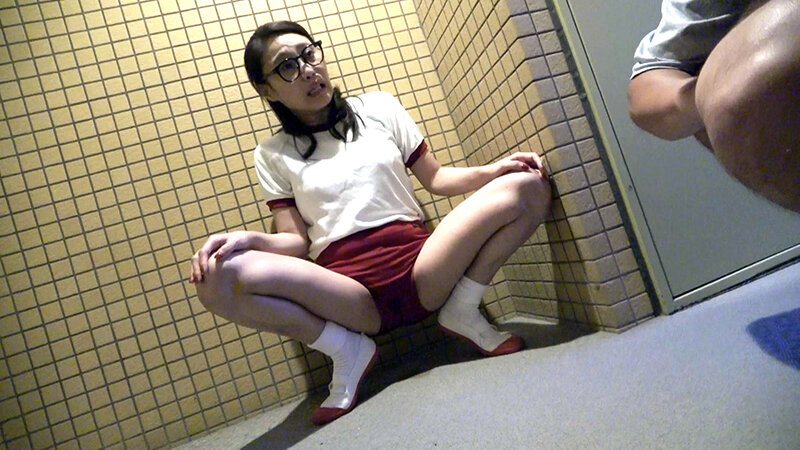 「熟女コスプレ羞恥プレイ！多田有花のセーラー服姿で野外露出＆お漏らし告白」のサンプル画像11枚目