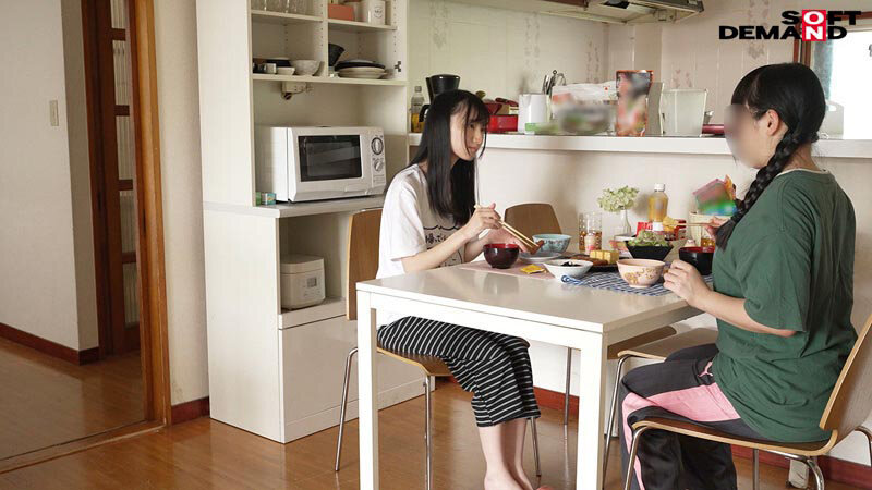 「鳥羽いく 貧乳スレンダー美少女が自宅で顔射デビュー！元引きこもり絵師の1泊2日密着撮影」のサンプル画像8枚目