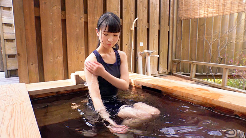 「黒髪スレンダー女子校生と温泉旅行で制服プレイ！微乳美少女に顔射・中出しのイタズラ三昧」のサンプル画像2枚目