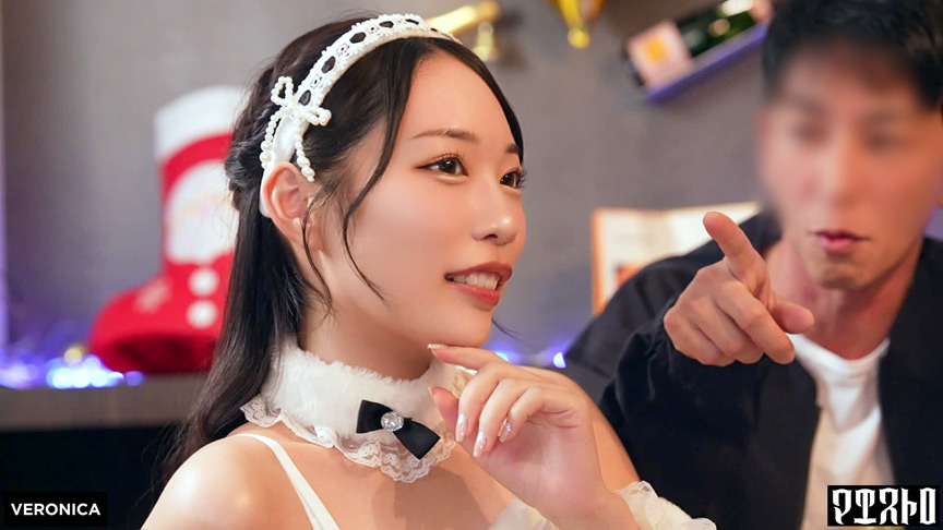 「紅白の可愛いサンタコスを纏った美女たちと乱交SEX！抜群のプロポーションに度肝を抜かされた男たちはフル勃起！まさに性なる夜といわんばかりのクリスマスナイトに発展！【ことね／まいな／えみ／ななみ】Verことね＆まいな」のサムネイル