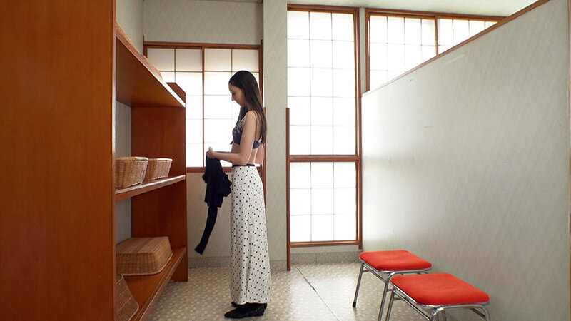 「【素人妻】和服美人のスレンダー人妻が温泉旅館で寝取られ中出し＆顔射プレイに悶絶」のサムネイル