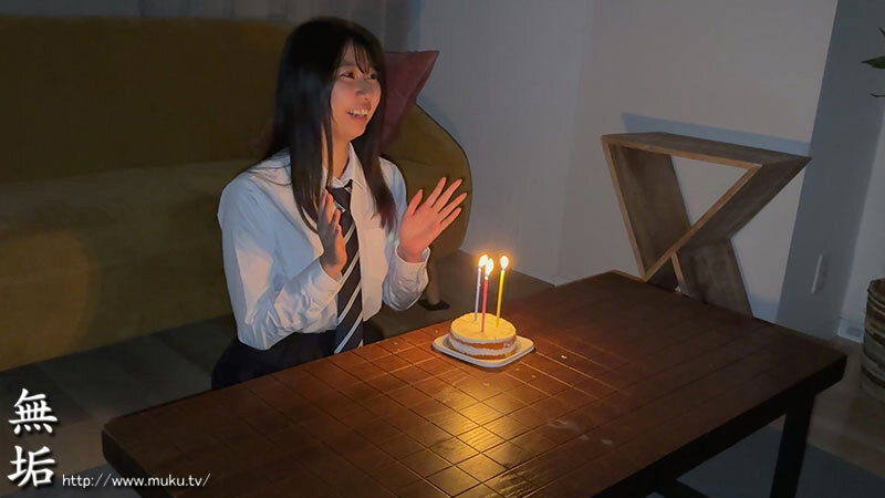 「【美少女】清楚な女の子が3P・4Pで中出しとイラマチオされる過激プレイ動画」のサムネイル