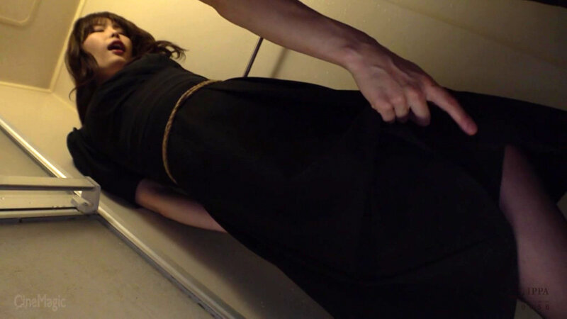 「稲森あみが魅せる未亡人SM調教　緊縛と辱めに目覚める人妻の背徳プレイ」のサンプル画像11枚目