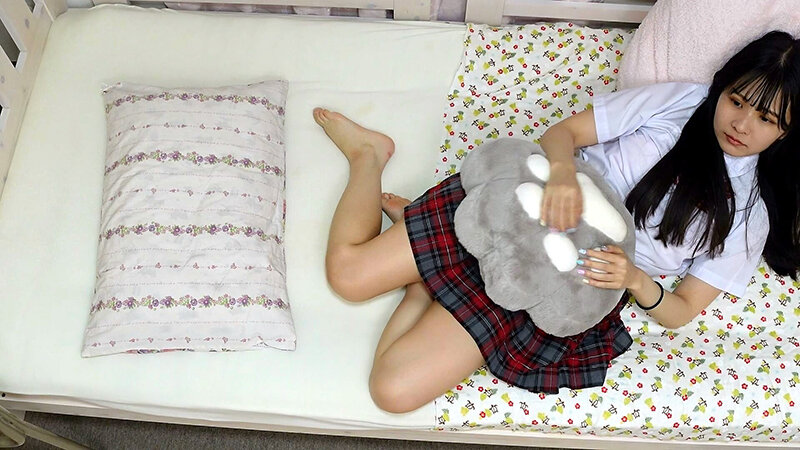 「素人女子校生の覚えたてオナニー盗撮映像｜美乳JKの恥じらい指マン一人エッチ」のサンプル画像8枚目