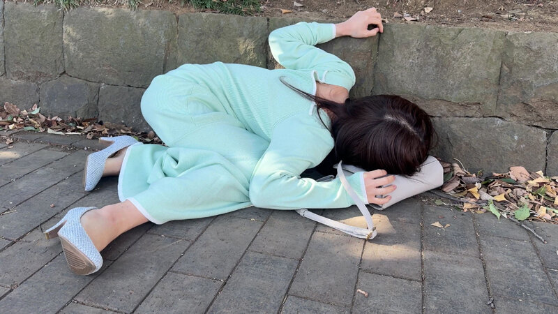 「【素人】無防備な女性を睡眠中に中出し盗撮｜のぞき好き必見の過激映像」のサムネイル
