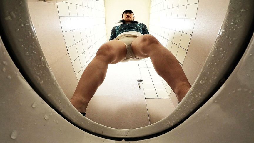 「【素人】公衆トイレでこっそりオナニーする女性の自撮り映像＃7【フェチ】」のサンプル画像2枚目