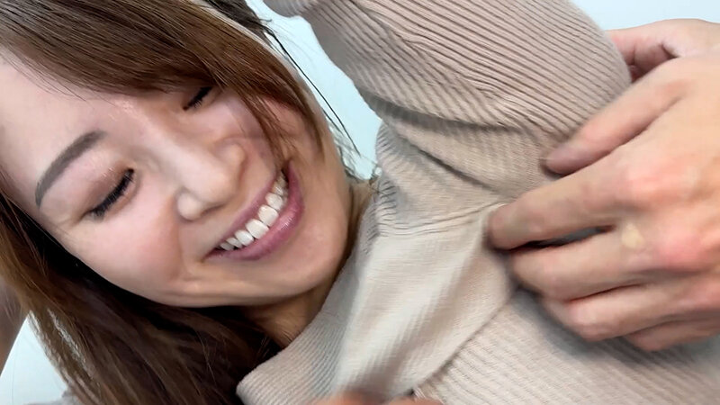 「【素人ナンパ】美人お姉さんれなちゃんをくすぐり！商社営業OLが街角で悶絶する姿が可愛すぎる」のサンプル画像4枚目