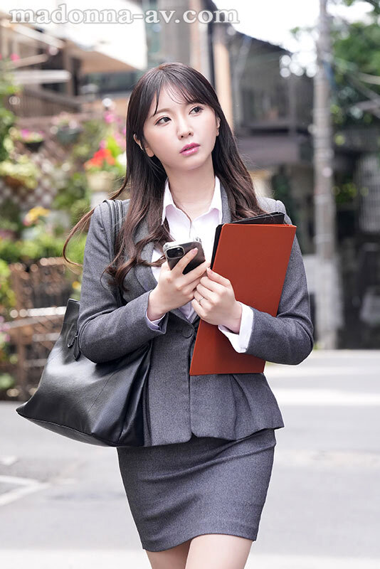 「巨乳人妻・新妻ゆうかが中出しされる熟女保険外交員の濃厚セックス動画」のサンプル画像1枚目