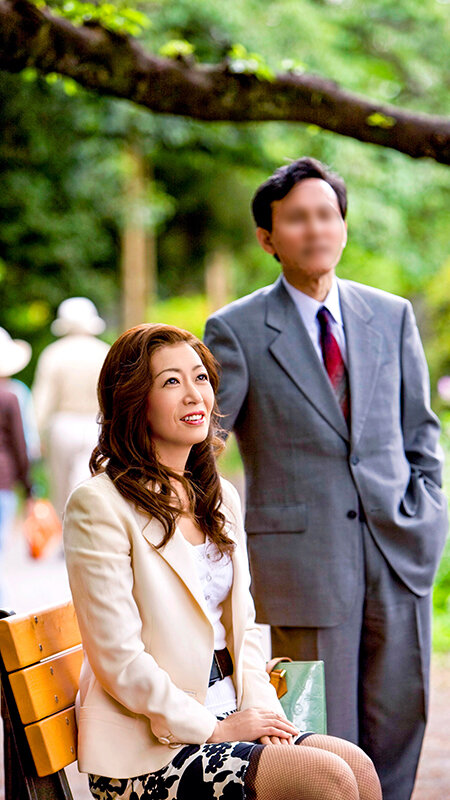 「熟女人妻の背徳ドラマ！巨乳主婦がフェラとバイブで乱れる濃厚プレイ4時間」のサンプル画像1枚目