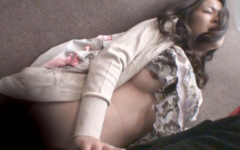 「【素人人妻】近所の熟女奥さんにイタズラぶっかけ!興奮の4時間スペシャル」のサンプル画像7枚目