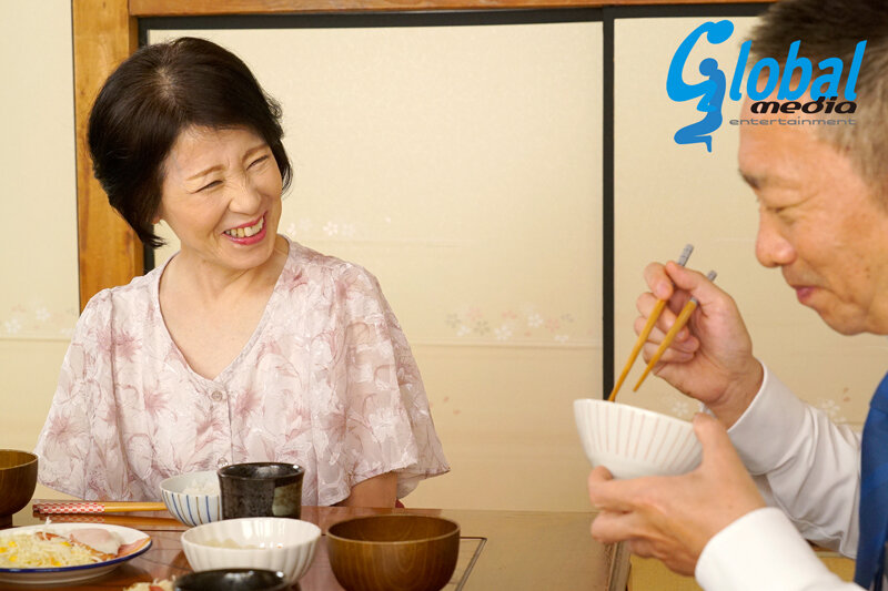 「熟女お母さん桜井美由紀の近親相姦ドラマ 還暦母と息子の禁断愛情交尾」のサムネイル