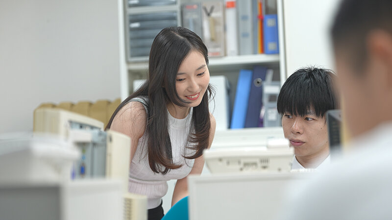 「月野かすみ｜メガネ地味OLが豹変！制御不能の痴女に覚醒して男を翻弄する衝撃展開」のサンプル画像2枚目