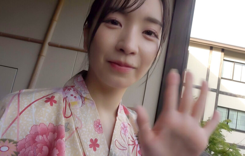 「鈴木真夕の美乳ハメ撮り温泉旅行！巨乳美女との中出し密着デート映像」のサンプル画像1枚目