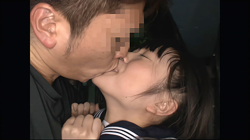 「【野外露出】雨に濡れた制服姿の小柄な貧乳美少女が羞恥プレイで敏感に感じまくる」のサンプル画像17枚目