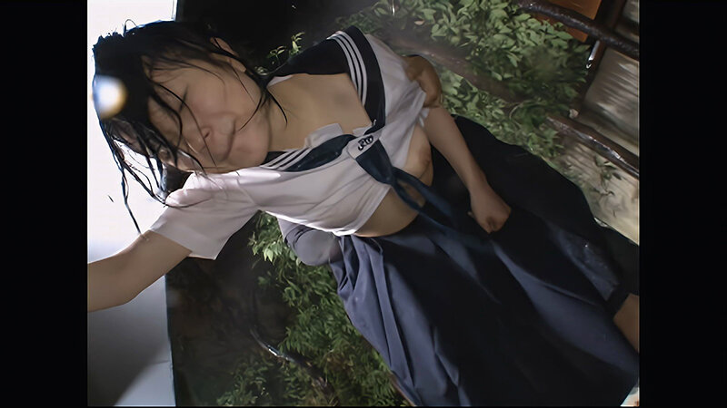 「【野外露出】雨に濡れた制服姿の小柄な貧乳美少女が羞恥プレイで敏感に感じまくる」のサンプル画像19枚目