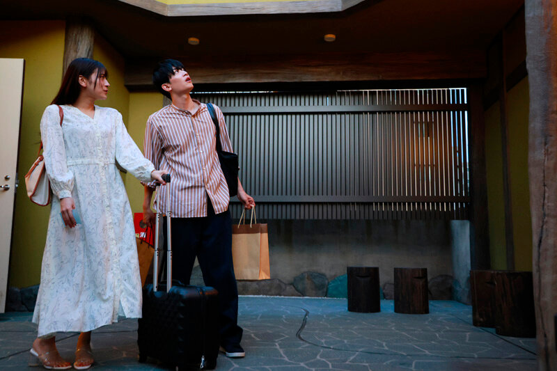 「藤井レイラの巨乳が揺れるカップル密着シーン｜話題作『サシカエ。』完全レビュー」のサンプル画像2枚目