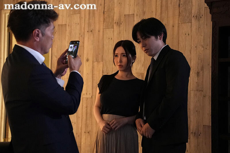 「夏目玲香が魅せる人妻NTR！巨乳熟女の寝取られ中出し不倫映像がエロすぎる」のサンプル画像1枚目