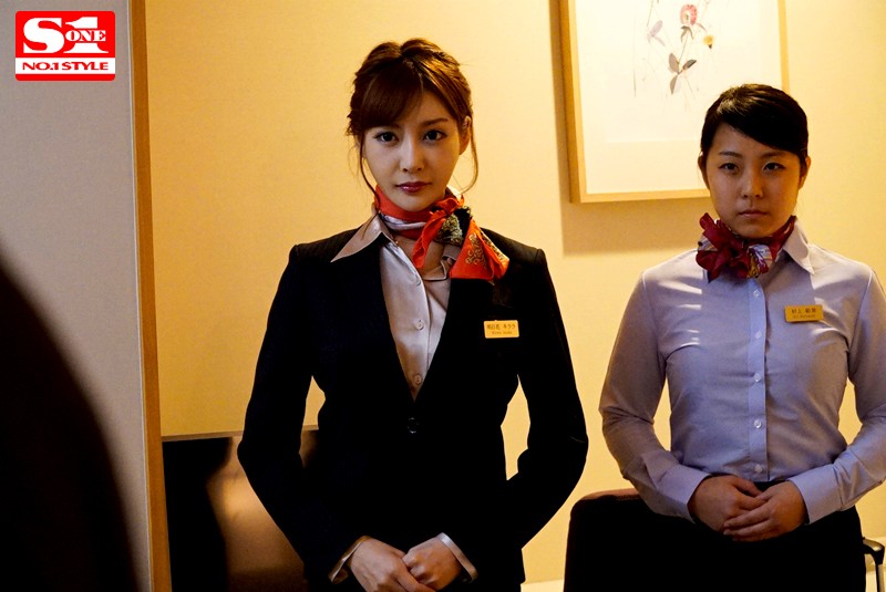 「明日花キララが巨乳キャビンアテンダントに！恥ずかしい辱めプレイでスチュワーデス姿を晒す」のサンプル画像2枚目