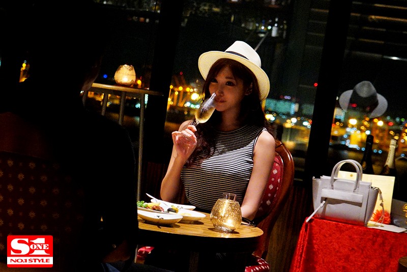 「明日花キララの盗撮ドキュメント｜巨乳セクシー女優がナンパ師に口説かれる衝撃映像」のサンプル画像4枚目